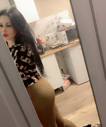 Я живу в Москве и готова встретиться с тобой в любое время и в любом месте. У меня есть красивые фото, которые покажут тебе мою привлекательность и сексуальность. Мои услуги разнообразны, я могу предложить тебе незабываемый эротический массаж, оральный секс, классический секс и многое другое. Я всегда готова слушать и угождать, чтобы ты почувствовал себя по-особенному со мной. Мои клиенты оставляют положительные отзывы о моих услугах и называют меня настоящей эксперткой в своем деле. Доверься мне и я воплотю все твои фантазии в реальность. Жду тебя, чтобы сделать твое время в Москве незабываемым и ярким! 💋 115, 26 лет